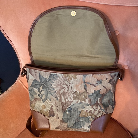 Liz Claiborne handbag. Good used condition. - Picture 8 of 11